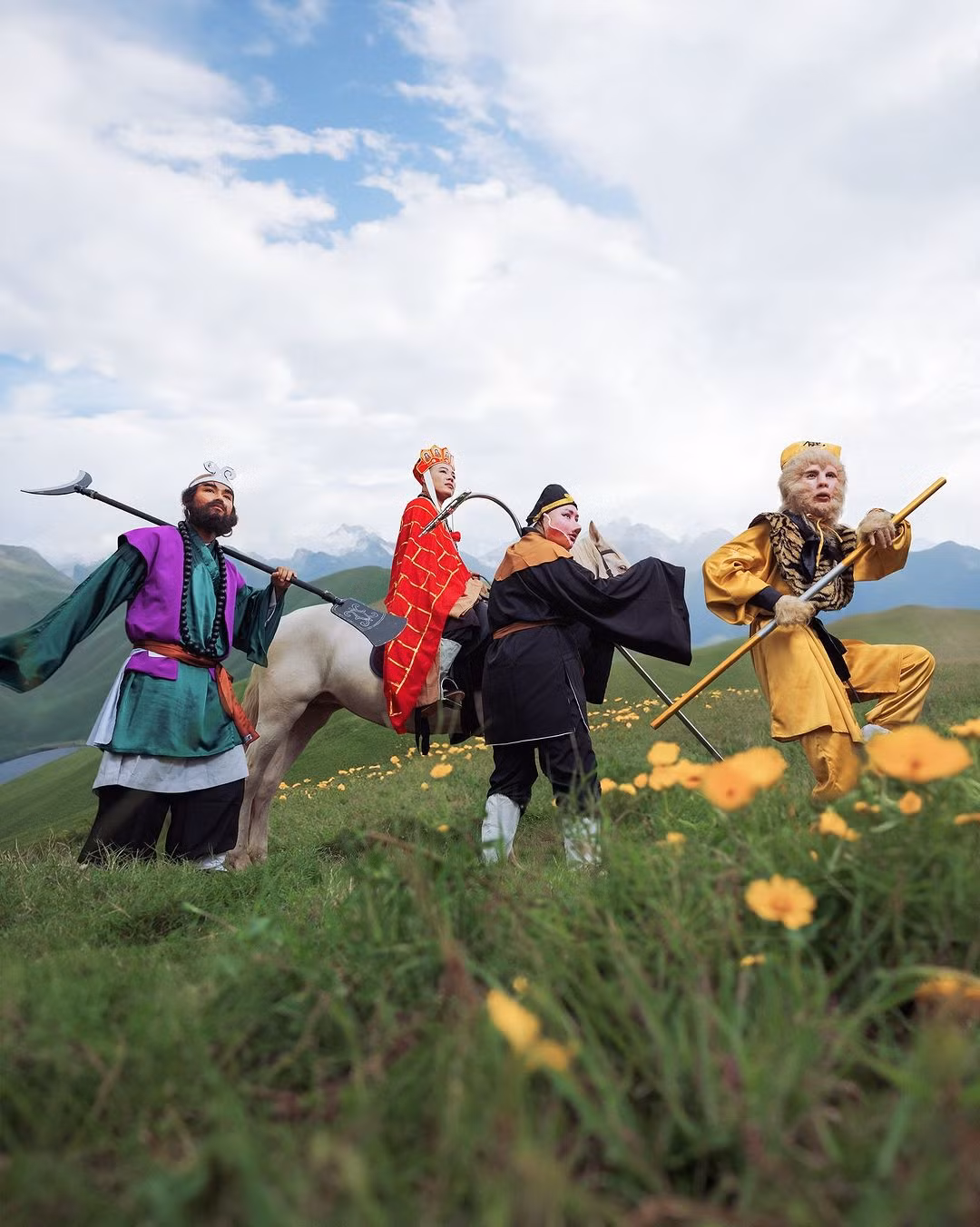 Quỳnh Anh Shyn chia sẻ trên trang cá nhân: "Cũng xin là một mùa Halloween tôi chưa bao giờ quy tụ được 11 trai xinh gái đẹp, đẹp người đẹp nết như thế này. Ban đầu chỉ định là 4 thầy trò thôi, mà đi thỉnh kinh không gặp yêu quái thì phí quá. Thế là trong 2 ngày đã alo cho 7 em nhện tinh xinh nhất hệ mặt trời, giăng tơ dẫn lối nắm tay chị em kết đoàn. Halloween - nối vòng tay lớn".