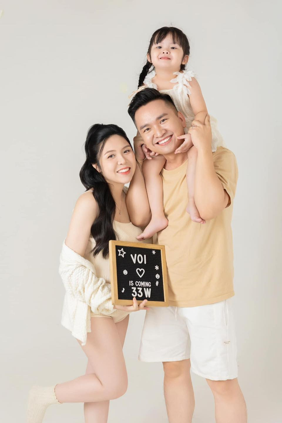 Năm 2020, MC Hạnh Phúc và vợ về chung một nhà. Khi nhắc đến nửa kia, anh từng cho biết: "Vợ tôi không thích xuất hiện trước truyền thông, nên tôi tôn trọng quyết định của cô ấy. Tôi cũng không muốn vợ phải bận tâm vì mạng xã hội hay những lời bàn tán của người ngoài".