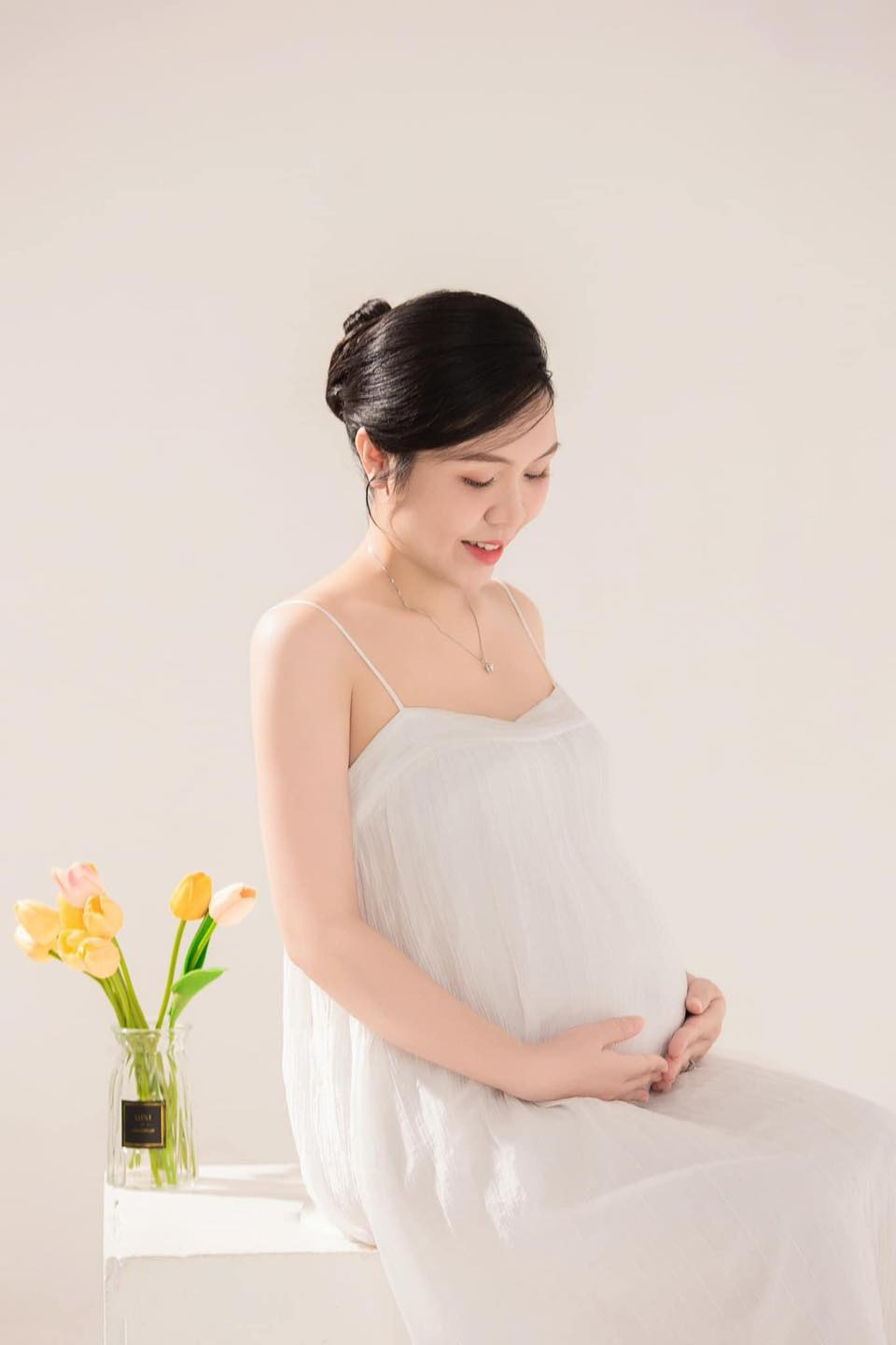 Để kỷ niệm cho cột mốc 5 năm và niềm hạnh phúc sắp đón chào người con thứ 2, vợ chồng MC Hạnh Phúc và bé Trứng cũng đã cùng nhau chụp một bộ ảnh để lưu giữ.