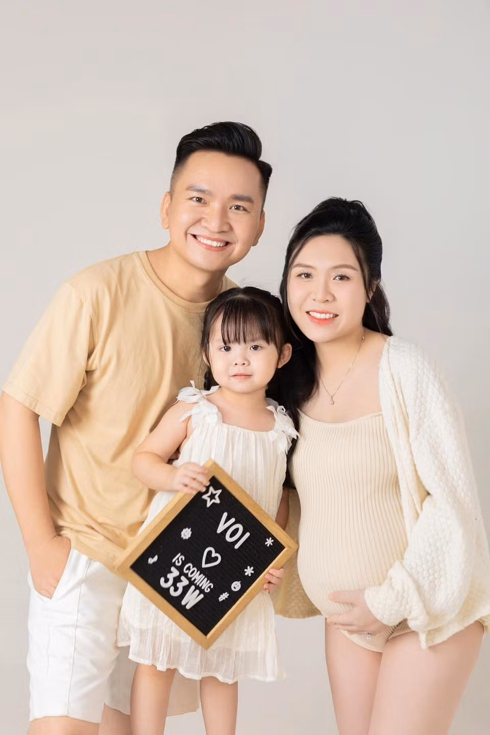 Vốn không thích lên mạng xã hội nói chuyện đời tư như vậy, MC Hạnh Phúc mới đây khiến nhiều người bất ngờ khi lần đầu tiên công khai hình ảnh vợ con lên trang cá nhân.