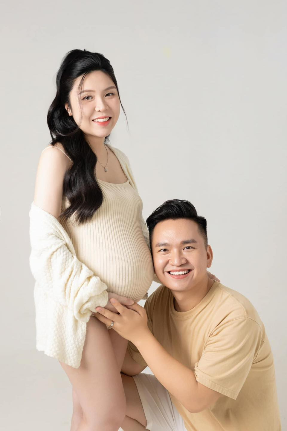 Trước đây, MC Hạnh Phúc chưa từng công khai chuyện tình cảm và hình ảnh vợ trước công chúng. Trên trang cá nhân, anh khéo léo đăng tải những hình ảnh giấu mặt nửa kia. (Ảnh: FBNV)