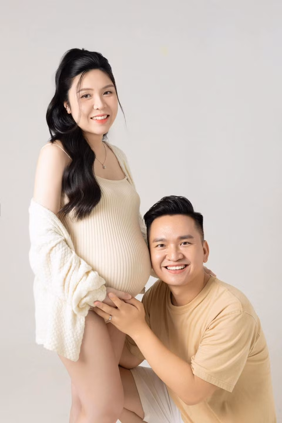 Trước đây, MC Hạnh Phúc chưa từng công khai chuyện tình cảm và hình ảnh vợ trước công chúng. Trên trang cá nhân, anh khéo léo đăng tải những hình ảnh giấu mặt nửa kia. (Ảnh: FBNV)