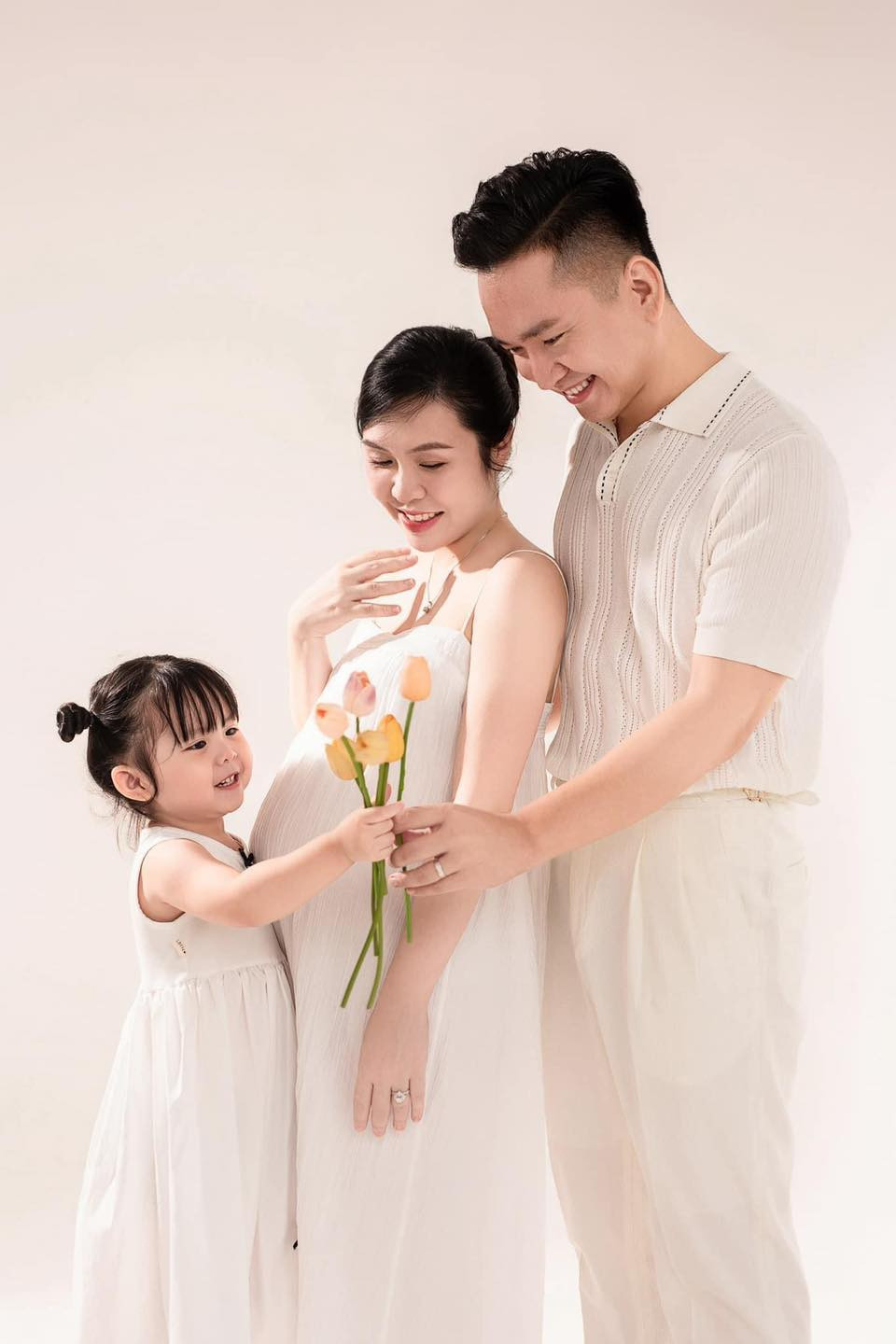 Nam MC kể lại lần đầu tiên được làm bố cách đây 3 năm và niềm hạnh phúc khi chờ đón người con thứ 2 sắp ra đời: "Gửi các con của bố! Tròn 3 năm từ ngày Trứng ra đời, bố lại may mắn đón nhận thêm một niềm vui lớn lao khác. Mẹ mang bầu em Voi. Như vậy là Trứng sẽ có thêm em, không còn phải chơi một mình nữa".