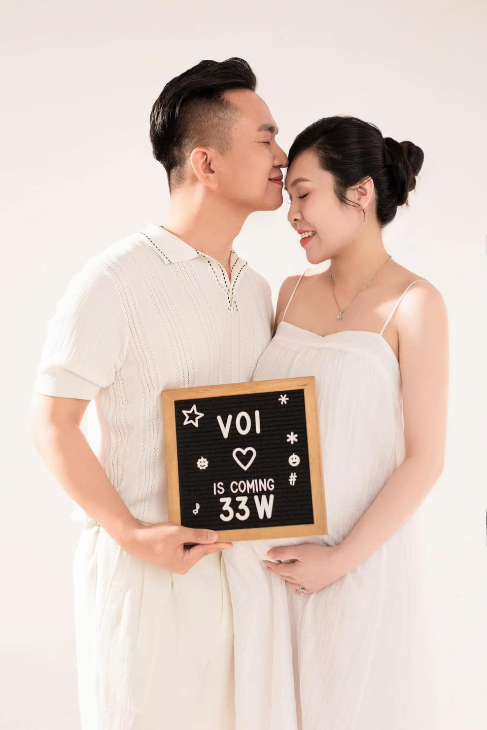 Nam MC cũng chia sẻ thêm về tình trạng hiện tại của bé Voi trong bụng mẹ. MC Hạnh Phúc cho biết, em bé đang phát triển nhanh hơn các bạn cùng tuổi thai.