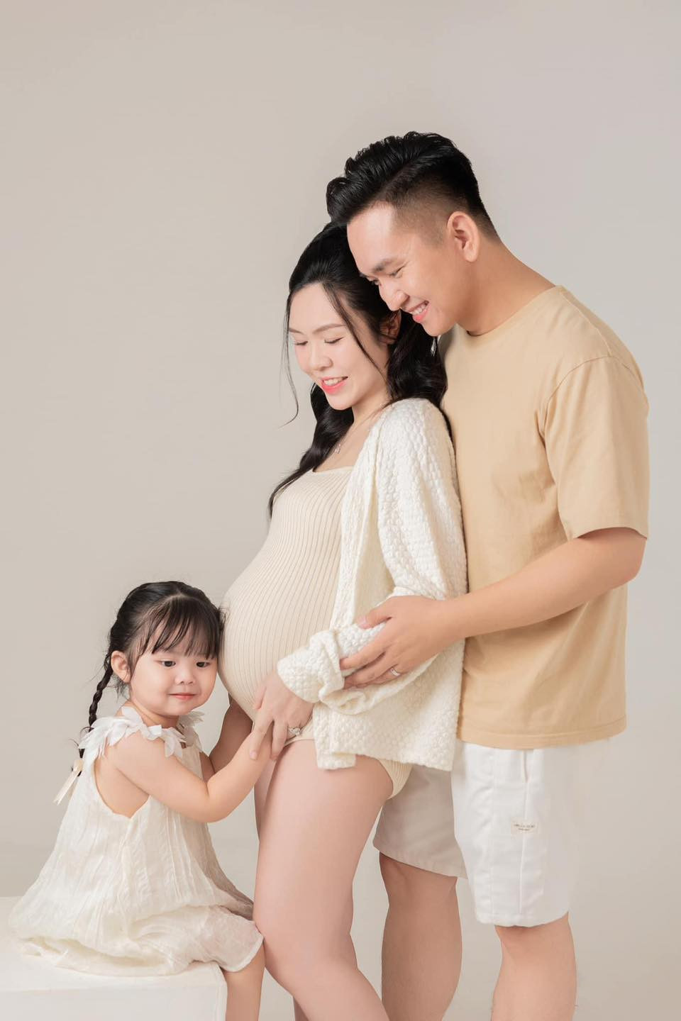 MC Hạnh Phúc cho biết, trước khi đăng tải anh đã hỏi ý kiến của vợ và được cô đồng ý.