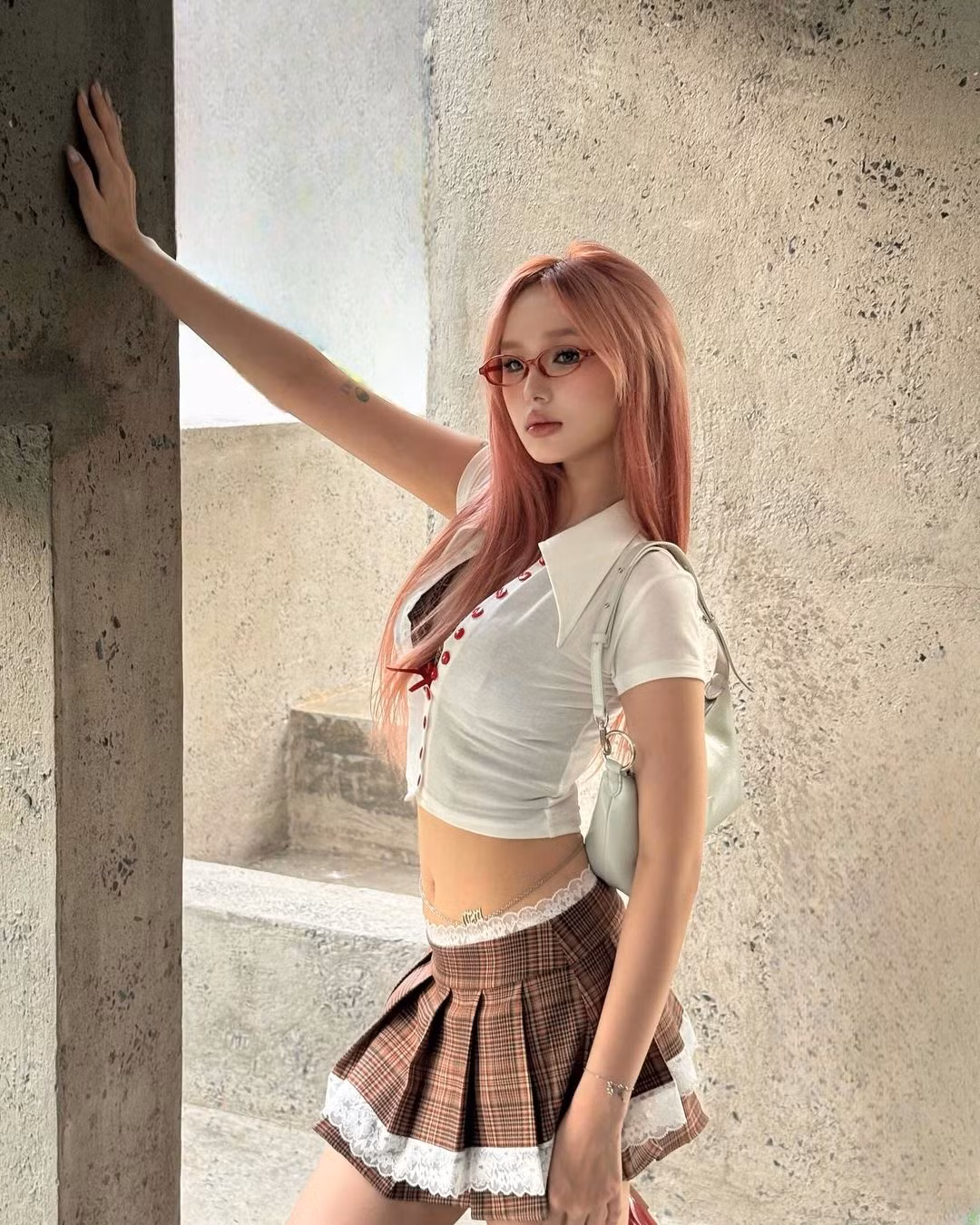 Xoài Non từng có cuộc hôn nhân khiến nhiều người ngưỡng mộ với Xemesis. Tuy nhiên vào tháng 6 năm nay, cả 2 đã công khai đường ai nấy đi. Thời gian vừa rồi, nhiều người đồn đoán cô nàng đang trong mối quan hệ tình cảm với Gil Lê.