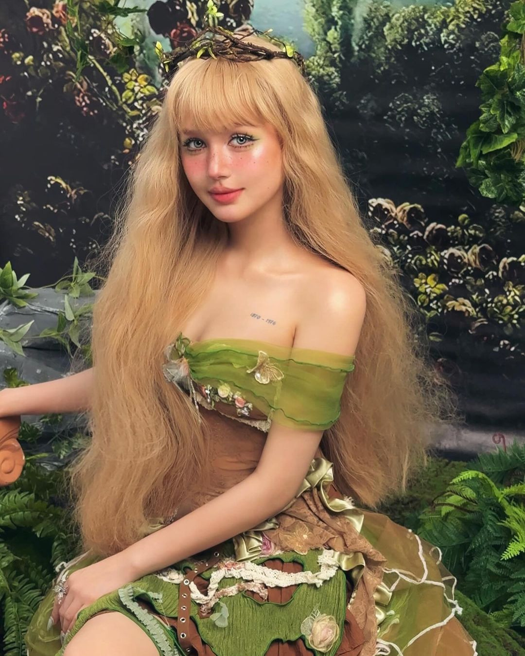 Nhan sắc bình thường của Xoài Non vốn được nhận xét là sở hữu những đường nét lai Tây ấn tượng, nên cô nàng vô cùng hợp với lối make-up và tạo hình này.