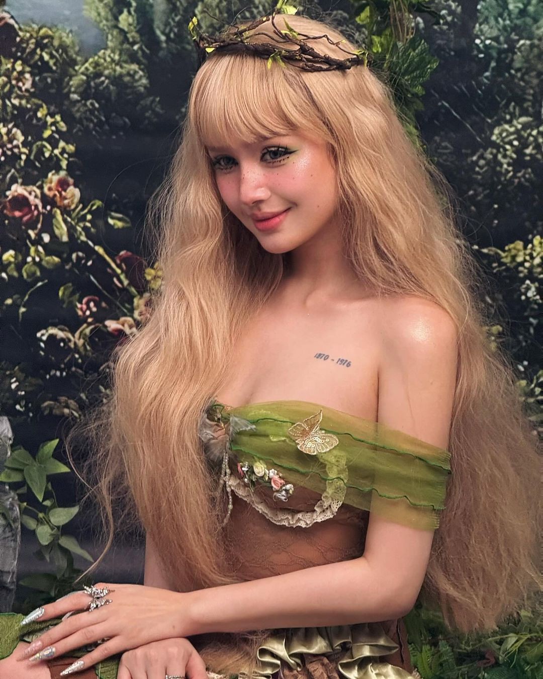 Ở phần bình luận, không ít người dành lời xuýt xoa đến nhan sắc của cô nàng: "Ôi tiên nữ là có thật, xinh quá chừng xinh", "mê lắm cái nhan sắc này, muốn gợi cảm có gợi cảm, muốn thiên thần có thiên thần", "xinh quá chừng Xoài ơi".