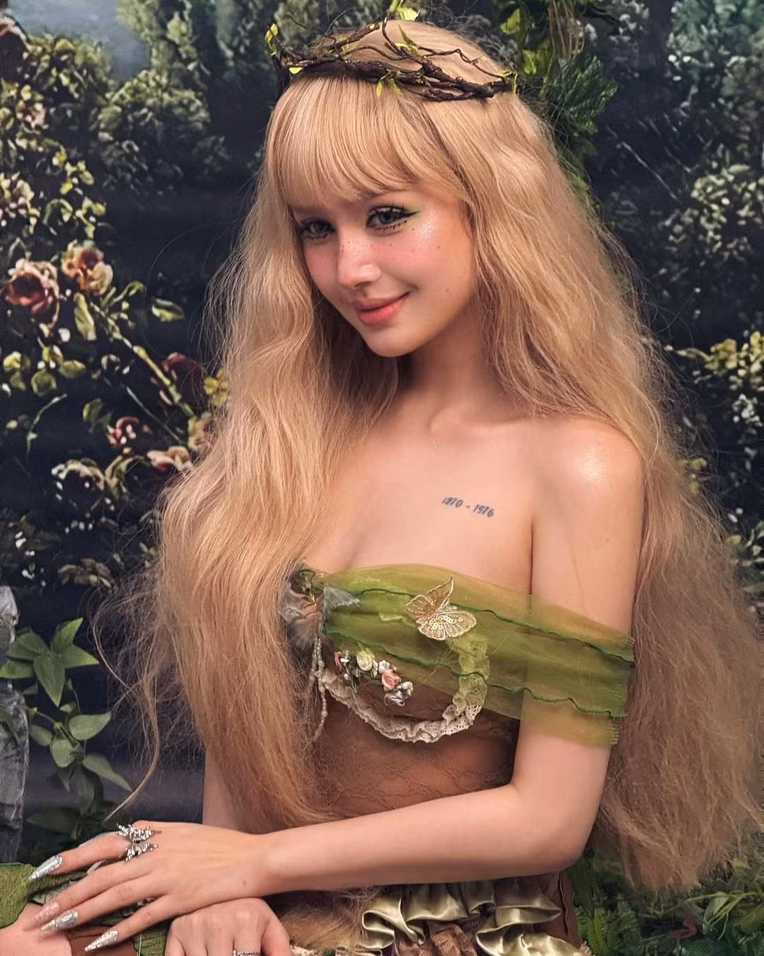 Ở phần bình luận, không ít người dành lời xuýt xoa đến nhan sắc của cô nàng: "Ôi tiên nữ là có thật, xinh quá chừng xinh", "mê lắm cái nhan sắc này, muốn gợi cảm có gợi cảm, muốn thiên thần có thiên thần", "xinh quá chừng Xoài ơi".