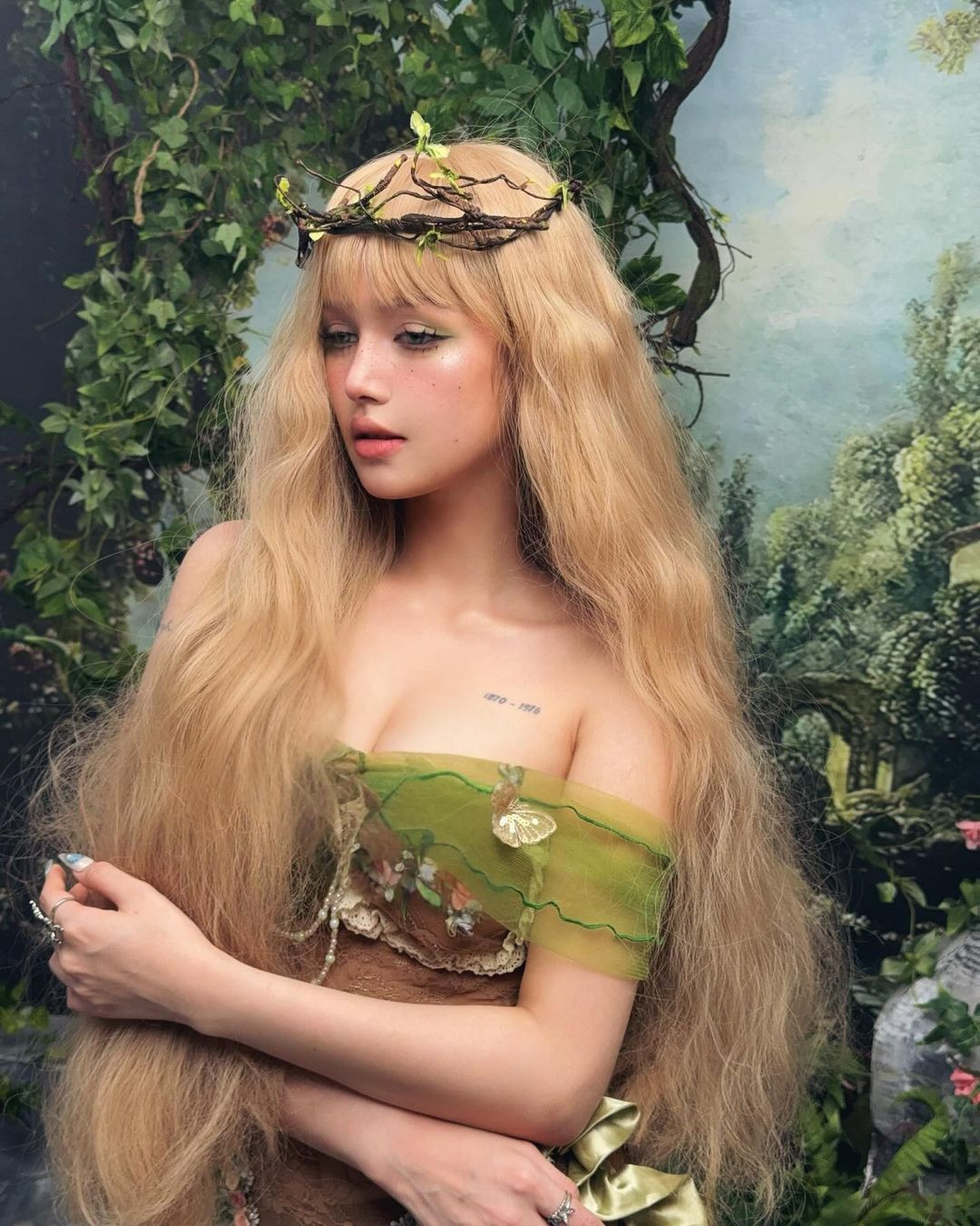 Đặc biệt, người yêu tin đồn của Xoài Non - Gil Lê cũng đã để lại bình luận ở dưới những bức ảnh: "Đi đâu để tìm được bé tiên rừng này vậy?". Xoài Non nhanh chóng khẳng định tình cảm với Gil Lê: "Khỏi phải tìm vì bé tiên rừng này ở trog tim anh rồi." Bình luận qua lại của cả 2 khiến fan của cặp đôi "bùng nổ" với màn thả thính cực ngọt này.