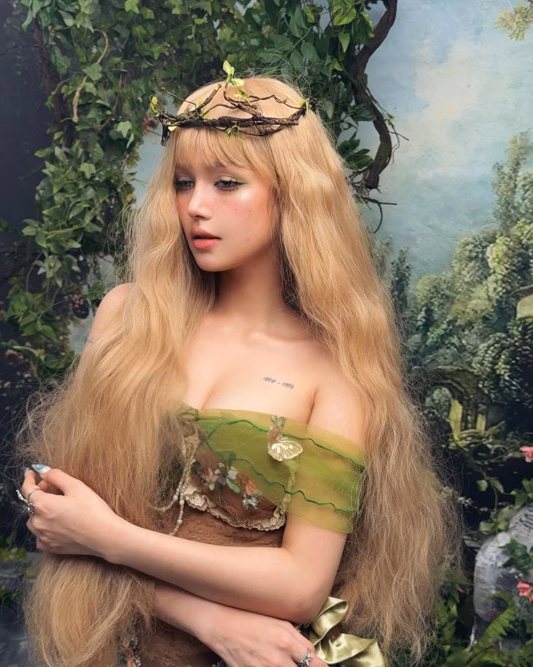 Đặc biệt, người yêu tin đồn của Xoài Non - Gil Lê cũng đã để lại bình luận ở dưới những bức ảnh: "Đi đâu để tìm được bé tiên rừng này vậy?". Xoài Non nhanh chóng khẳng định tình cảm với Gil Lê: "Khỏi phải tìm vì bé tiên rừng này ở trog tim anh rồi." Bình luận qua lại của cả 2 khiến fan của cặp đôi "bùng nổ" với màn thả thính cực ngọt này.