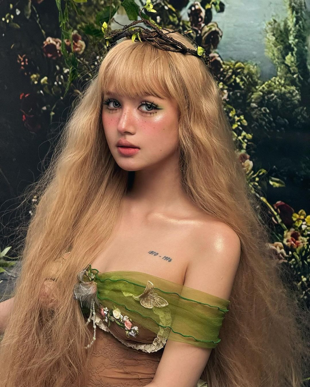 Với mái tóc màu vàng óng dài, chiếc váy trễ vai được lấy cảm hứng từ cây cỏ cùng lối makeup lạ mắt, Xoài Non xuất hiện như một nàng tiên nữ của chốn rừng xanh trong những câu chuyện cổ tích, với nhiệm vụ dùng lời ca tiếng hát và phép thuật của mình để bảo vệ sự bình yên cho khu rừng.