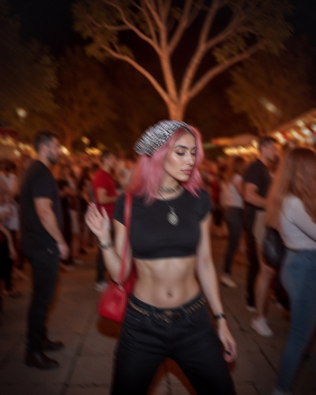 Ảnh thậm chí còn tạo hiệu ứng làm nhòe như chụp vội.