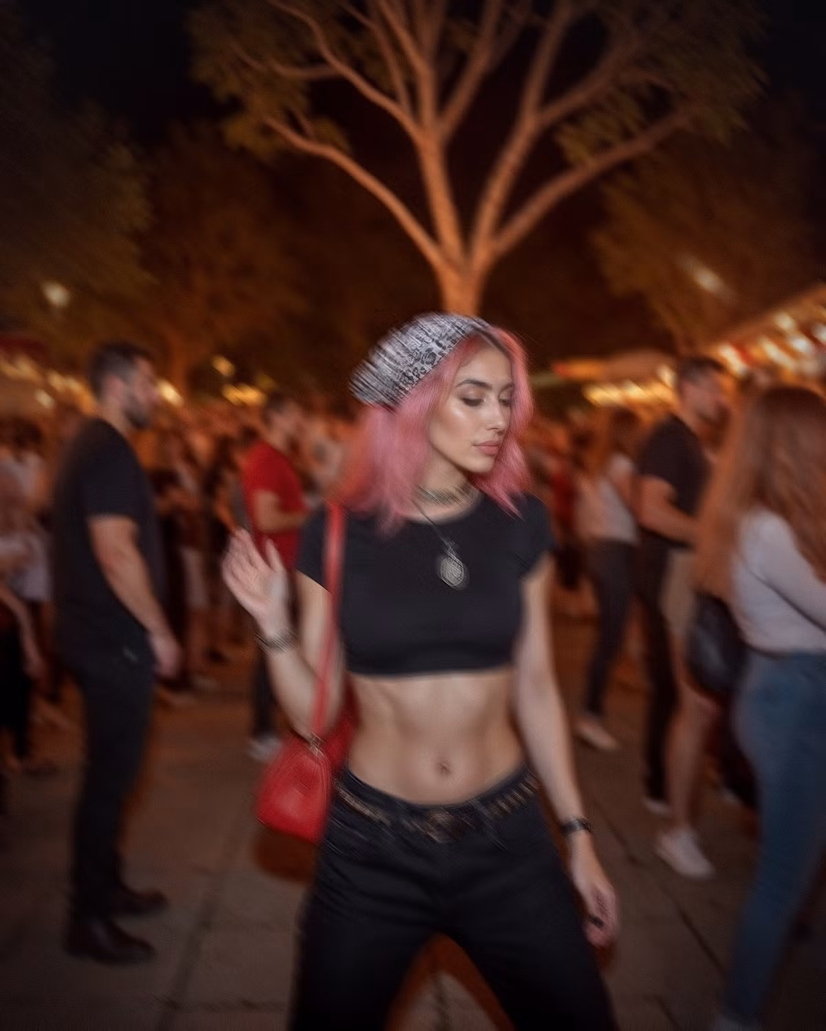 Ảnh thậm chí còn tạo hiệu ứng làm nhòe như chụp vội.