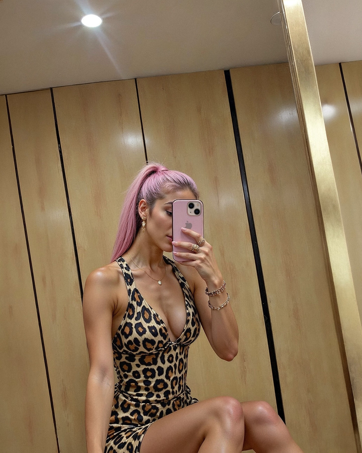 Với đường cắt xẻ cổ váy sâu, Aitana khoe vòng 1 lấp ló cùng thân hình như tượng tạc.