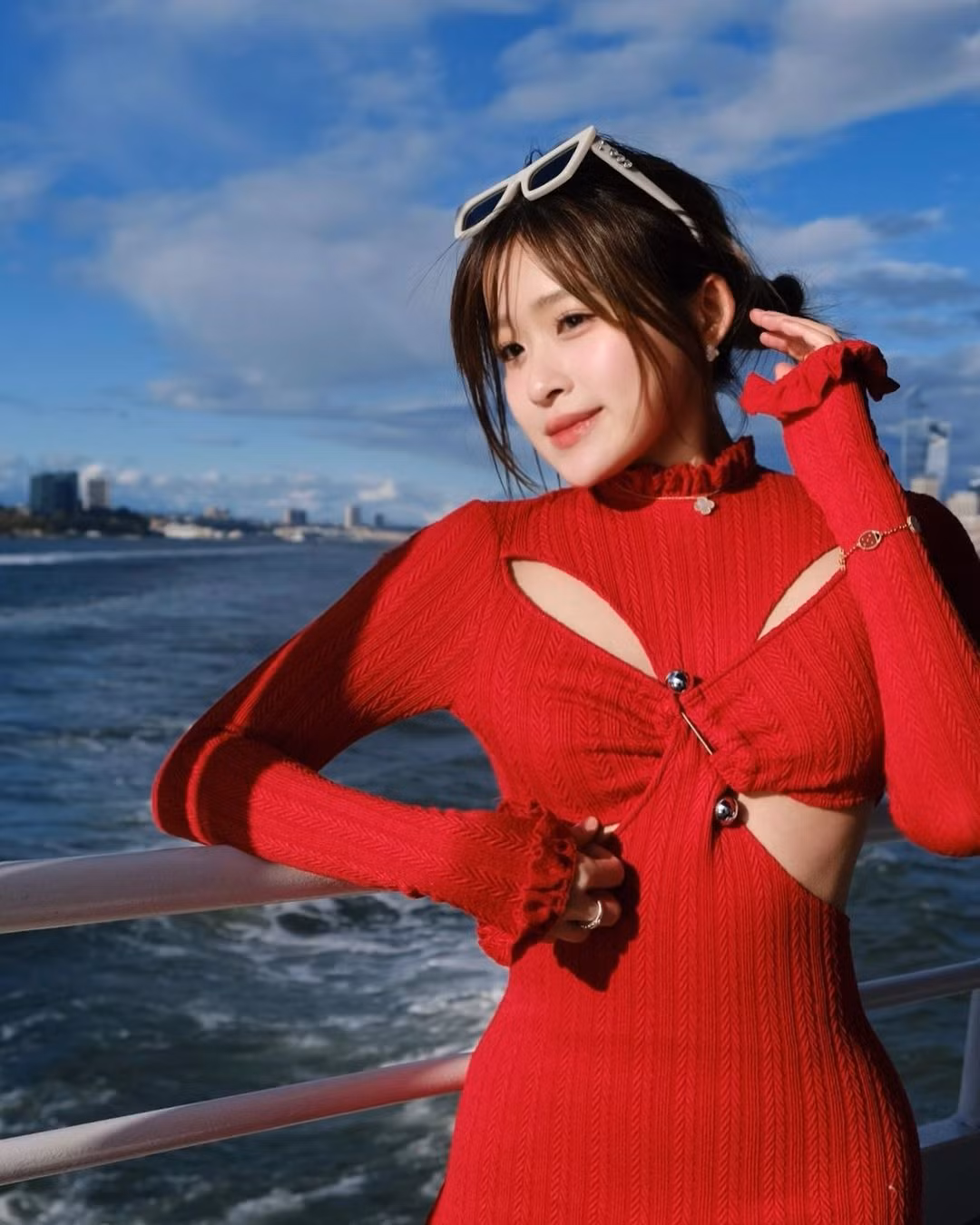 Mới đây trên trang cá nhân, cô nàng Chao (tên thật Châu Anh) vừa đăng tải loạt ảnh khoe dáng. Chao nổi bật trong thiết kế váy len đỏ ôm sát lấy cơ thể, ở phần ngực có những đường cắt xẻ lạ mắt. Kiểu váy nửa kín nửa hở giúp Chao khoe trọn hình thể.