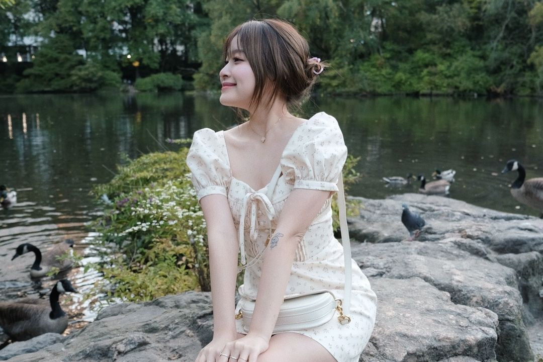 Hot girl Chao sinh năm 2003 được cư dân mạng đặt biệt danh “cô vợ quốc dân” hay "rich kid". Chao có cuộc sống được nhiều người mơ ước khi là ái nữ của một gia đình giàu có.