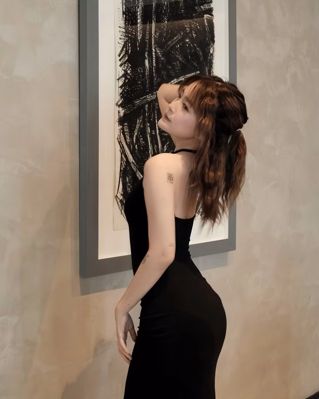 Chao nổi lên bởi các clip về cuộc sống cá nhân khá sang chảnh trên mạng xã hội TikTok, từ việc có tài xế đưa đón đi học bằng xe Porsche, đi nghỉ dưỡng ở những địa điểm nghỉ mát sang trọng đắt tiền và xài hàng hiệu từ túi xách, giày dép đến quần áo.