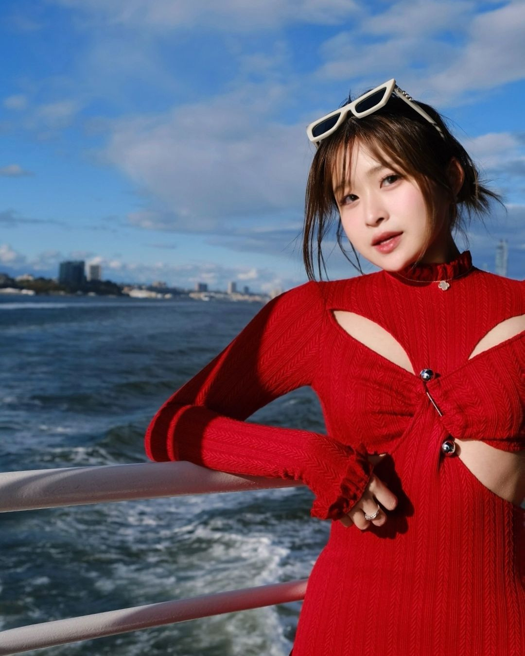 Ở phần bình luận, không ít người xuýt xoa trước nhan sắc của cô nàng, chiếc váy đường nàng hot girl diện cũng được nhiều bạn trẻ hỏi địa chỉ tìm mua.