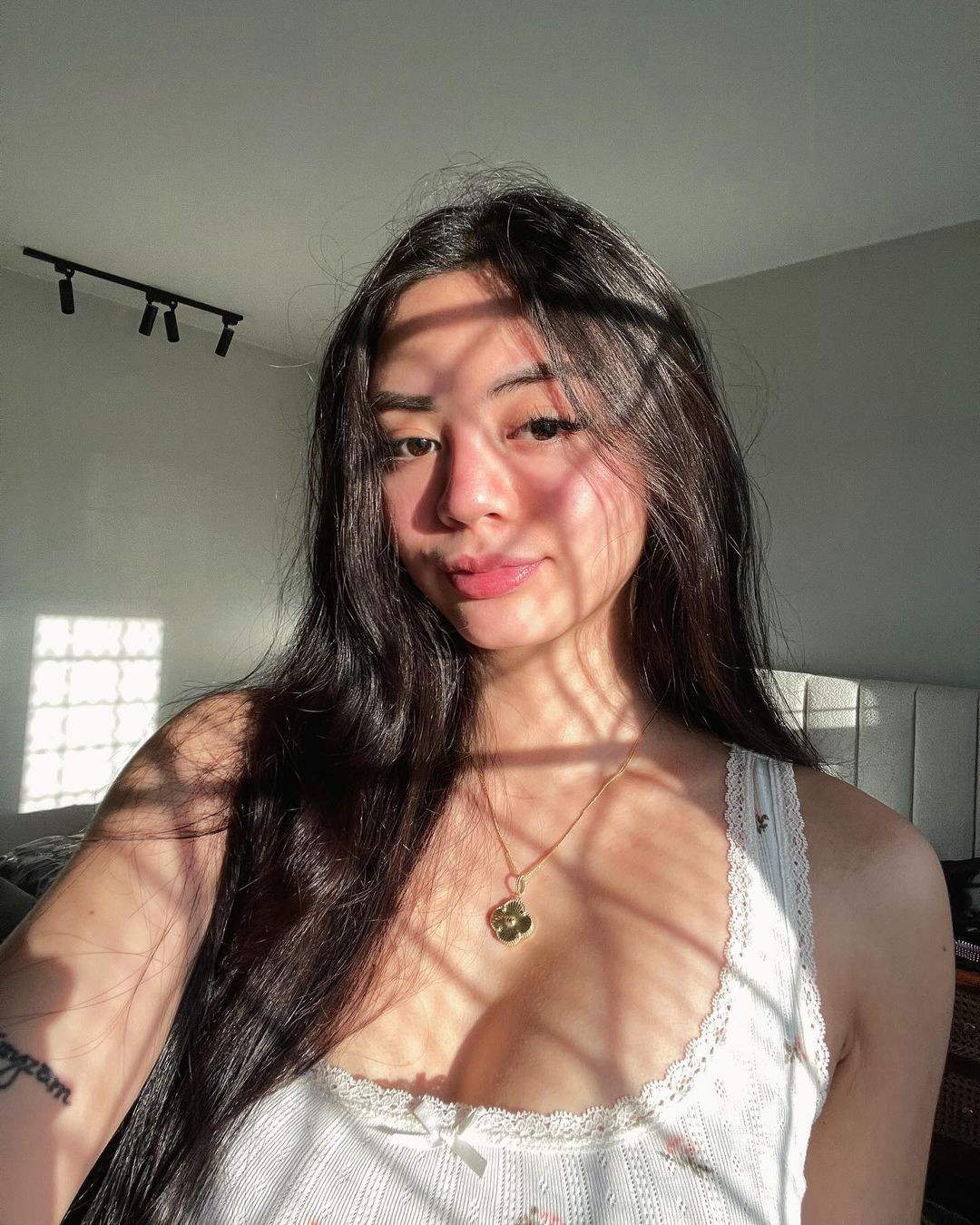 Cô nàng sở hữu gương mặt ưa nhìn với những đường nét hài hòa.