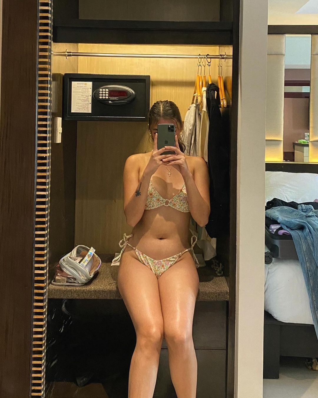 Camille Trinidad sinh năm 1998 tại Philippines. Cô nàng gây ấn tượng bởi ngoại hình đầy đặn nhưng cân đối, quyến rũ.