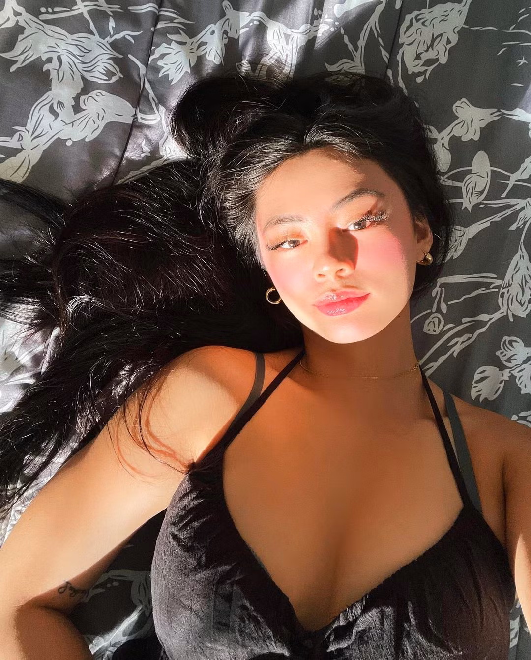 Camille Trinidad có làn da màu bánh mật khỏe khoắn không tì vết.