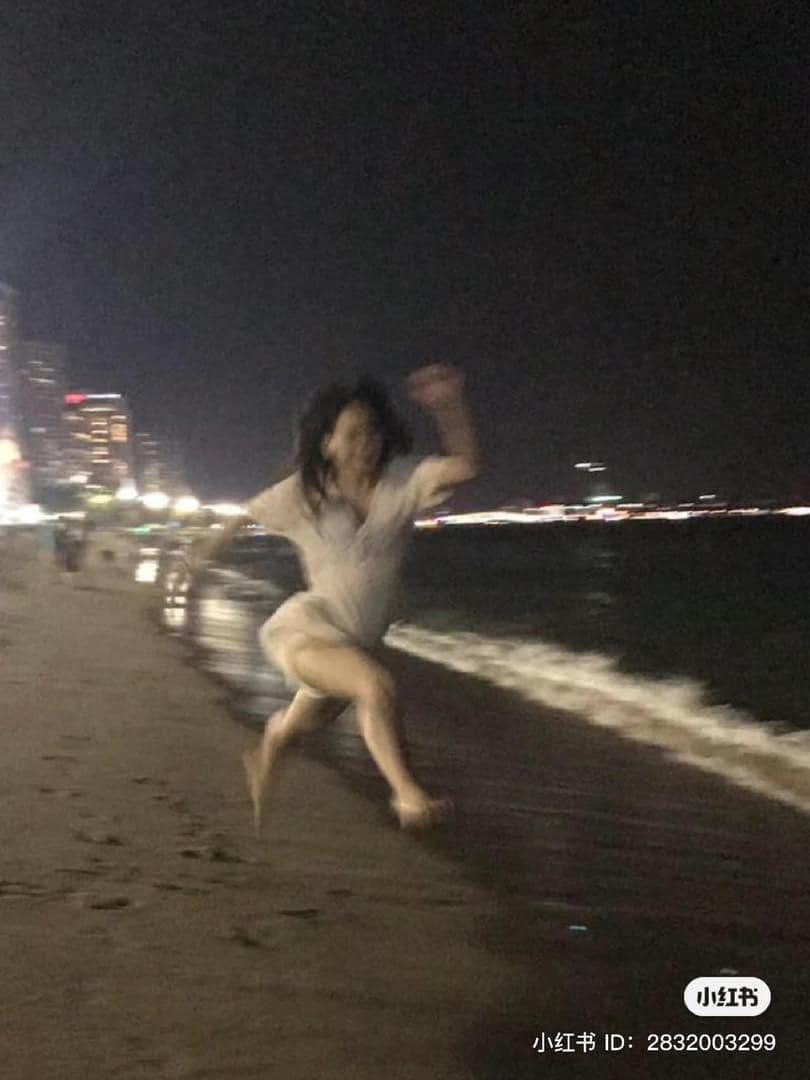 Người ta thì dạo biển ban đêm "chill chill", còn tấm ảnh này thì như ghi lại cảnh chạy trốn.