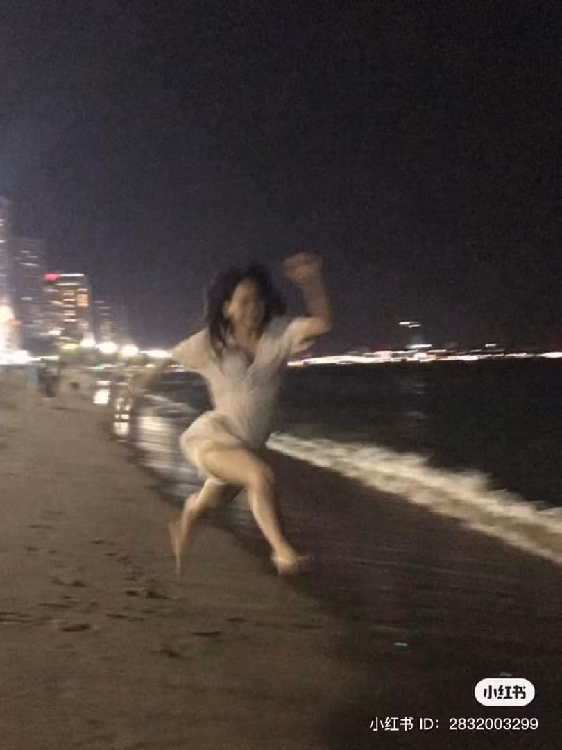 Người ta thì dạo biển ban đêm "chill chill", còn tấm ảnh này thì như ghi lại cảnh chạy trốn.