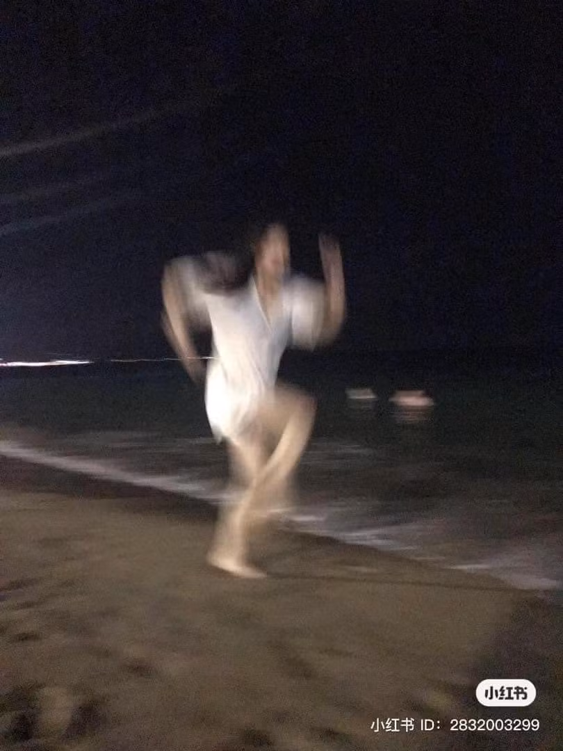 Đi biển, đi hồ bơi, người ta thường có những tấm hình sexy, thế nhưng thành quả cô gái này nhận được khi nhờ anh người yêu chụp thì...hơi lạ.