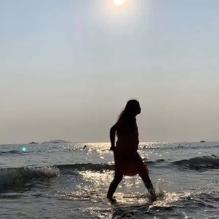 Còn cô gái này nhờ người yêu chụp thì hóa thành Tôn Ngộ Không lúc nào không hay.