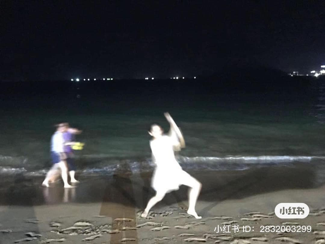 Người ta dạo biển ban đêm thì có những tấm hình xuất thần, phiêu với gió biển, còn đây là thành quả của cô nàng này khi nhờ bạn trai chụp.