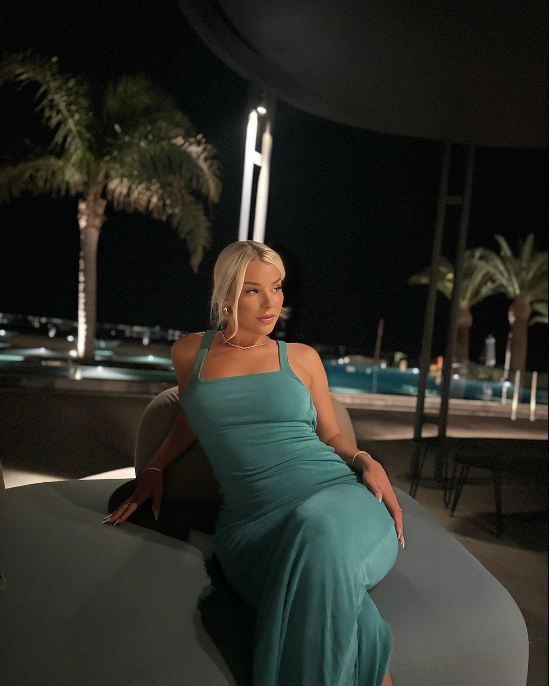 Là ngôi sao của CLB Leyton Orient, tuy nhiên tên tuổi của Madelene được biết đến nhiều với phong cách ăn mặc gợi cảm, quyến rũ.