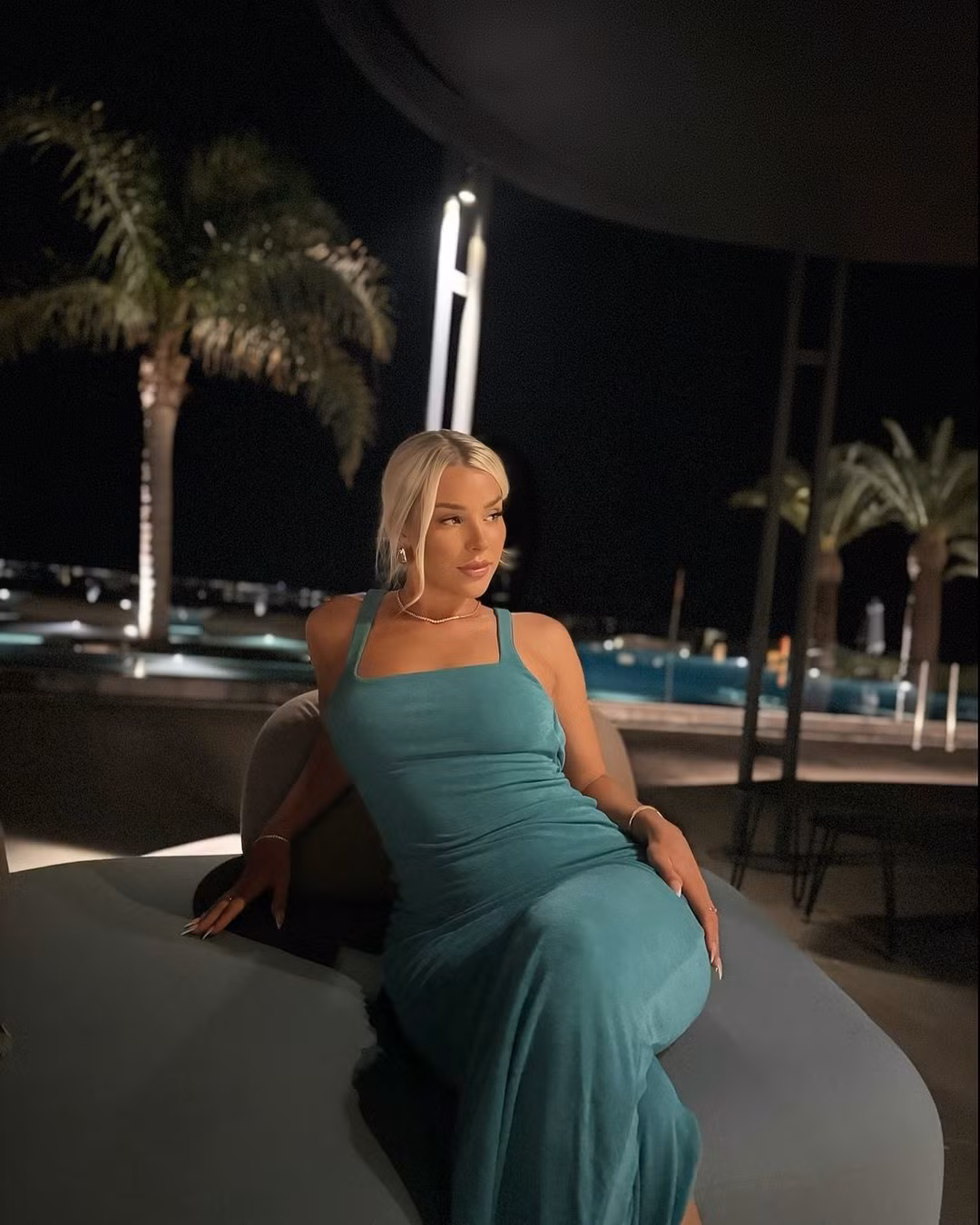 Là ngôi sao của CLB Leyton Orient, tuy nhiên tên tuổi của Madelene được biết đến nhiều với phong cách ăn mặc gợi cảm, quyến rũ.