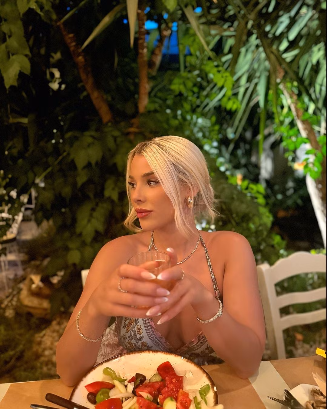 Cô nàng trở nên nổi tiếng khi cô bị đội nữ Charlton sa thải, sau khi xuất hiện một đoạn video quay cảnh cô hít khí cười trong một bữa tiệc vào năm 2019.