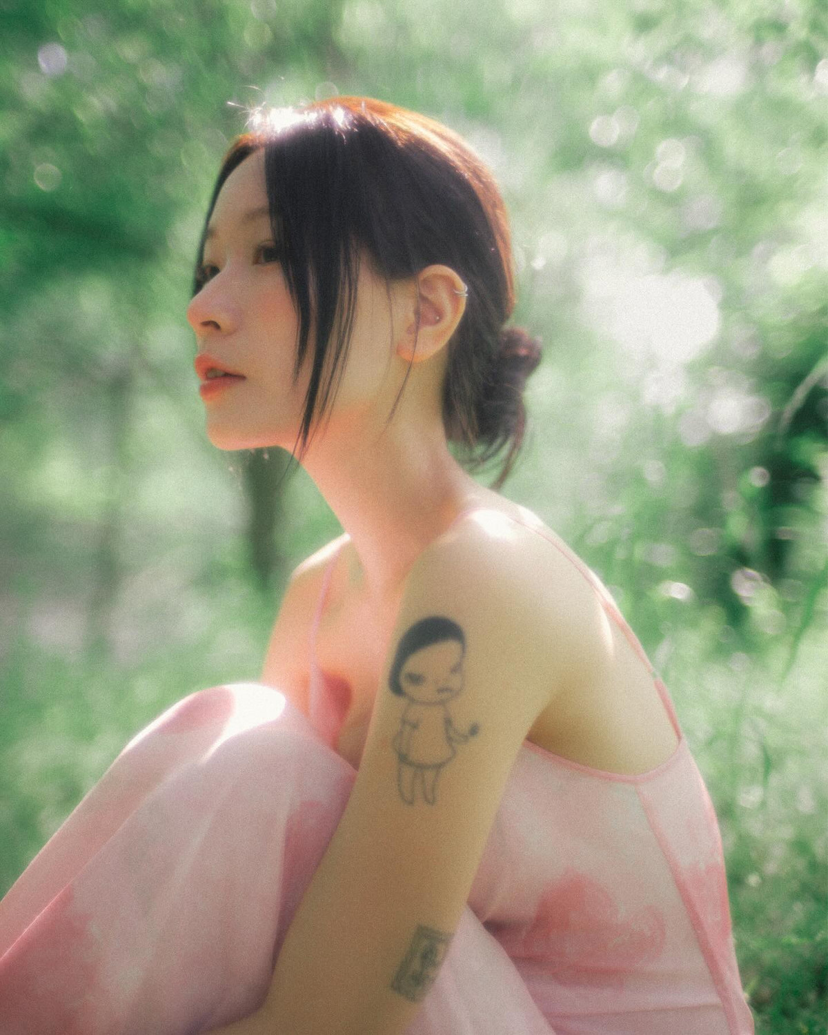 Cô nàng sở hữu hơn triệu người theo dõi trên tổng tất cả các nền tảng mạng xã hội với hơn 500 nghìn người đăng ký trên Youtube, trên Instagram cô cũng hút hơn 663.000 người theo dõi.