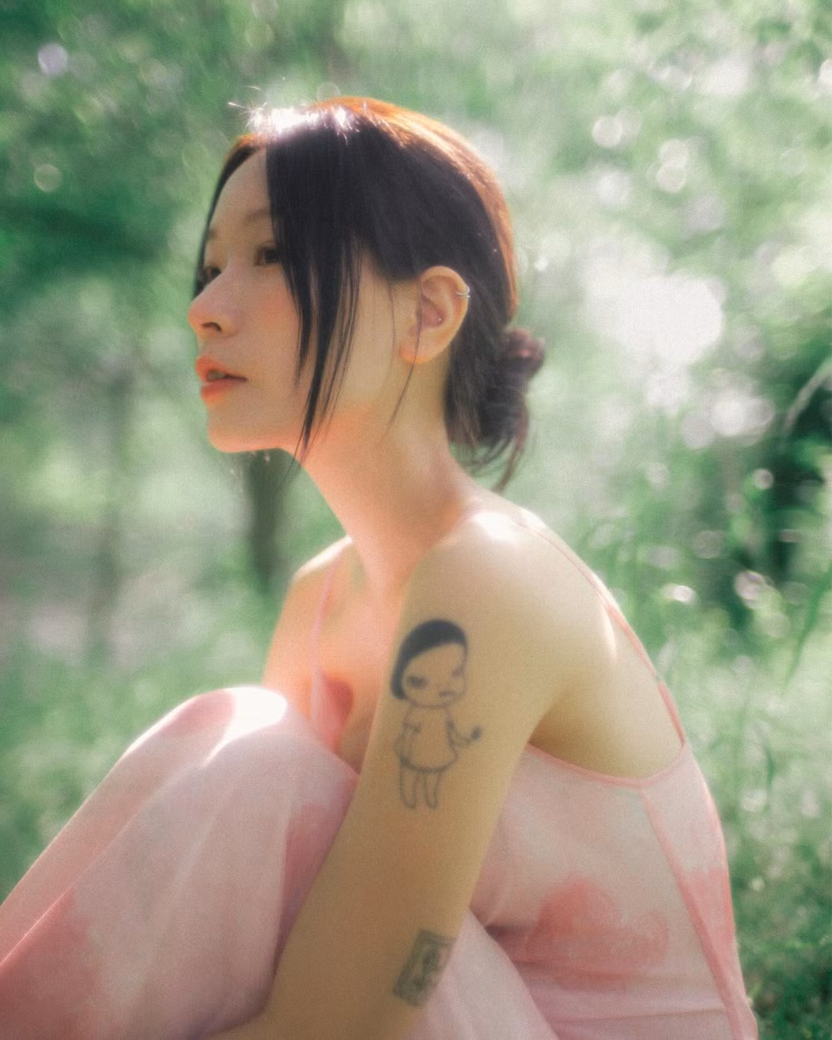 Cô nàng sở hữu hơn triệu người theo dõi trên tổng tất cả các nền tảng mạng xã hội với hơn 500 nghìn người đăng ký trên Youtube, trên Instagram cô cũng hút hơn 663.000 người theo dõi.