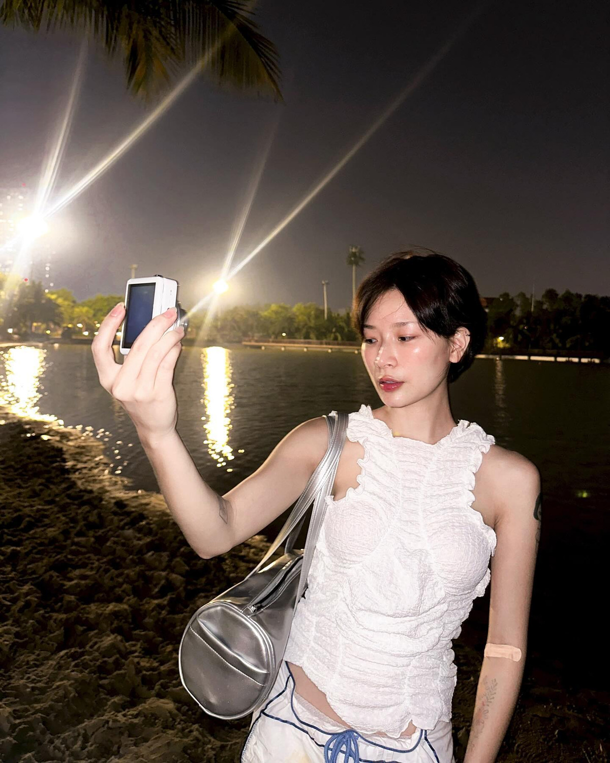 Sở hữu mái tóc tém cùng phong cách ăn mặc có phần cá tính hơn, Thạch Trang gây ngỡ ngàng với fan bởi giao diện cực ngầu.