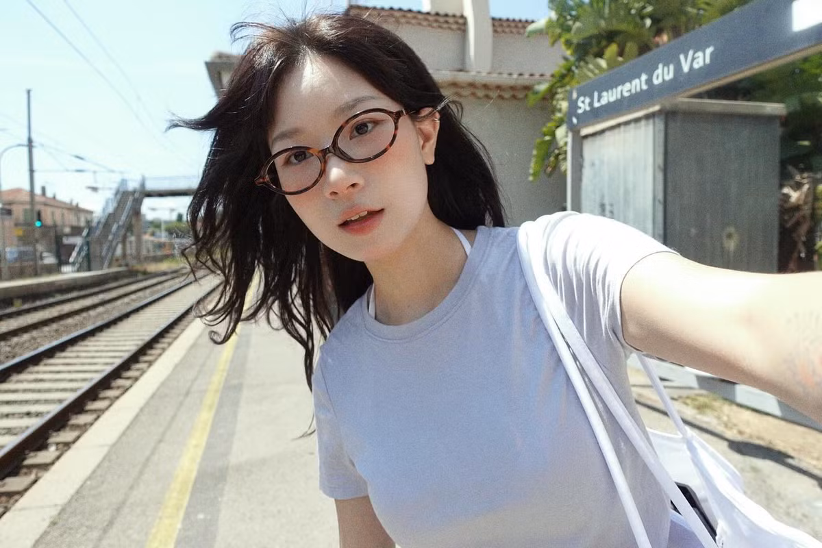 Thạch Trang tên thật là Thạch Nguyễn Phương Trang, sinh năm 1998 và là một du học sinh Đức chuyên ngành Marketing.