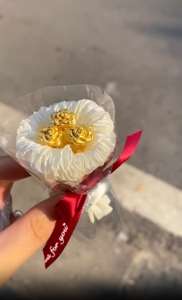 Thậm chí có những bó hoa được mạ vàng thì chỉ có giá từ 1,6 triệu đồng.