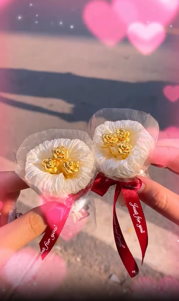 Hầu hết, những bó hoa vàng này được làm từ vàng 24K, nhiều của hàng làm hoa vàng nguyên khối thì làm từ vàng 4 số 9. (Ảnh: Facebook)