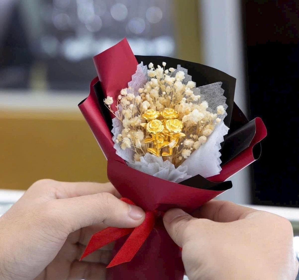 "Bó hoa vàng" được chủ shop gói cẩn thận, tỉ mỉ trong giấy gói hoa.