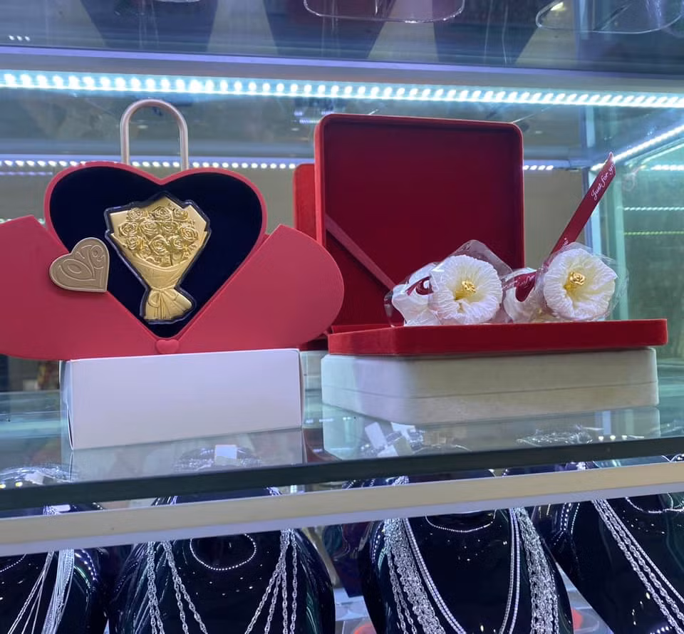 Năm nay, hình ảnh về món quà chỉ tầm cỡ bàn tay đang rần rần được chị em "xin vía", đó là bó hoa vàng.