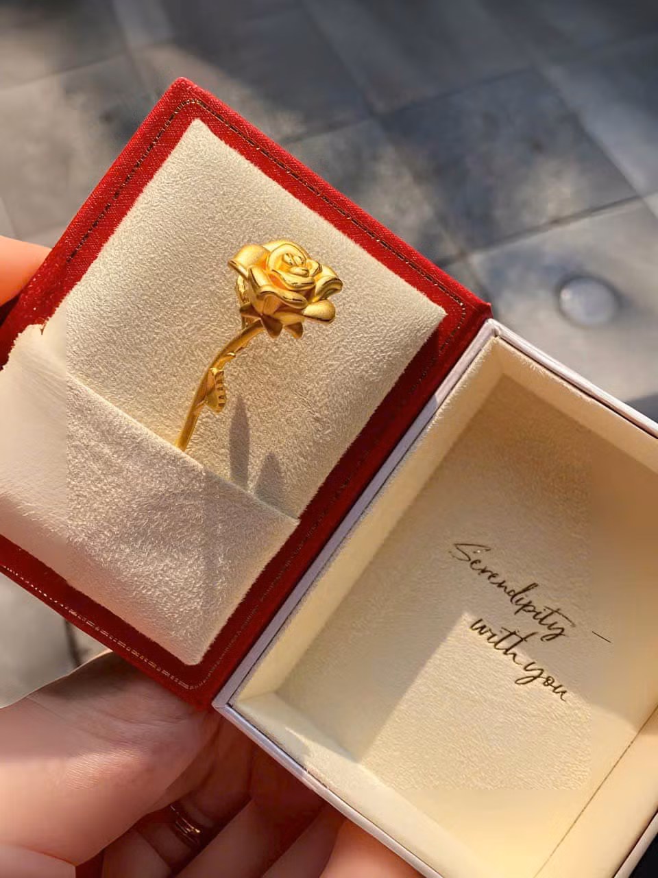 Mẫu hoa vàng được làm với nhiều định lượng khác nhau, có 0,5 chỉ đến 2-3 chỉ vàng.