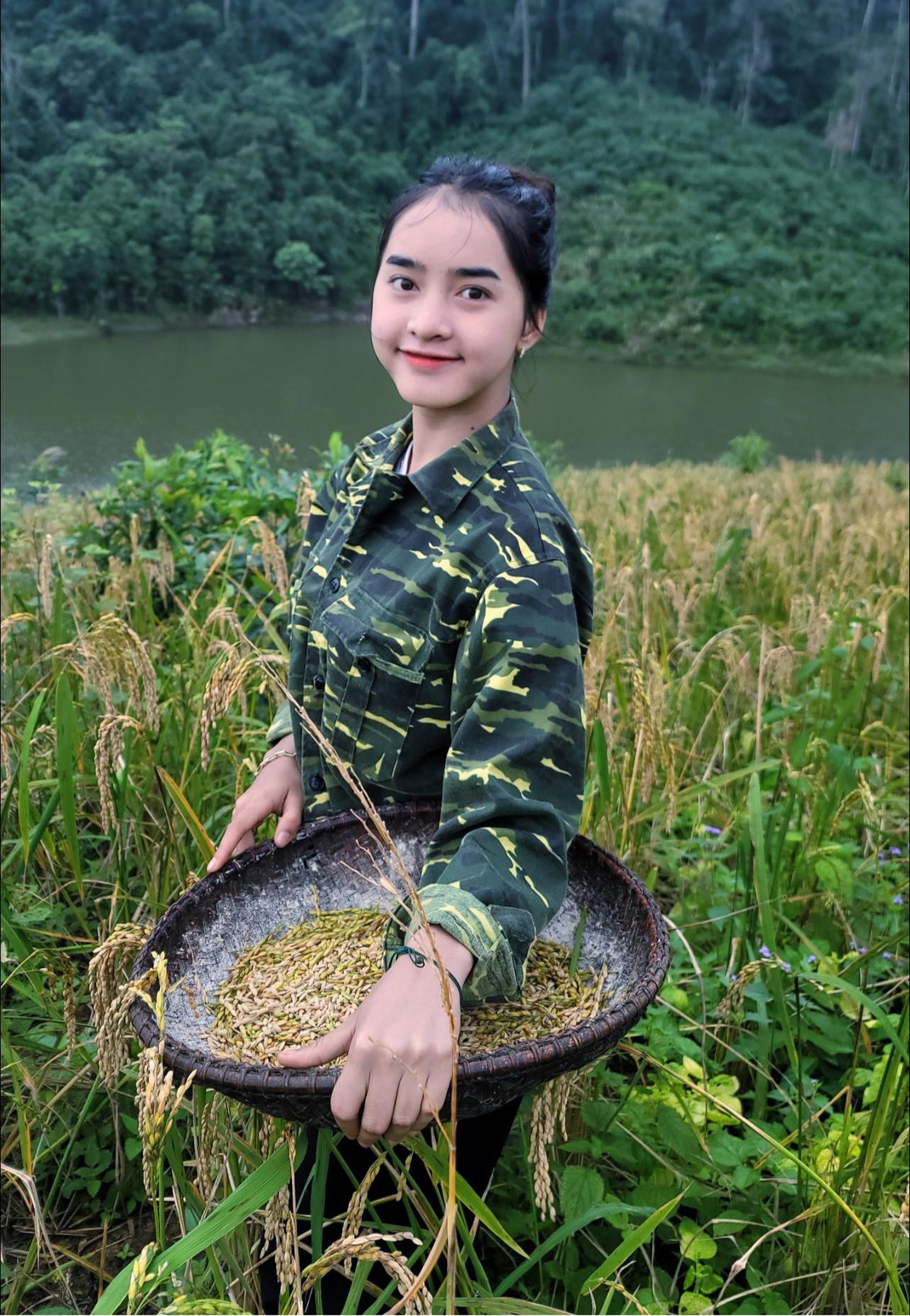 Video của cô nàng thu hút không phải bởi cách ăn mặc hở hang, không phải bởi nội dung gây sốc mà bởi sự nhẹ nhàng, chân chất như hơi thở núi rừng.