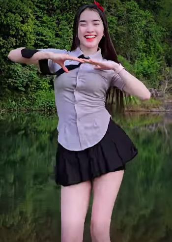 Hay những chiếc chân váy ngắn.