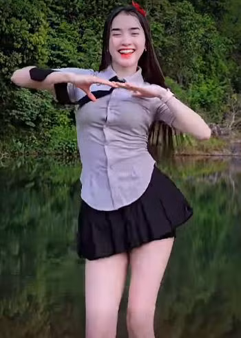 Hay những chiếc chân váy ngắn.