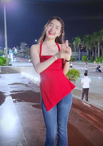 Yona Cươn cũng bắt đầu nhận quảng cáo và thị phi cũng từ đó mà ra. Cuối tháng 11/2023 VTV đăng tải 2 phóng sự vạch trần loạt điểm bất thường trong sản phẩm sữa mà Yona quảng cáo rầm rộ trên TikTok. Sản phẩm bị nghi ngờ về nguồn gốc, xuất xứ, quy trình sản xuất không đảm bảo tiêu chuẩn, nhiều người sử dụng bị đau bụng, tiêu chảy,...