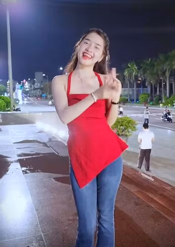 Yona Cươn cũng bắt đầu nhận quảng cáo và thị phi cũng từ đó mà ra. Cuối tháng 11/2023 VTV đăng tải 2 phóng sự vạch trần loạt điểm bất thường trong sản phẩm sữa mà Yona quảng cáo rầm rộ trên TikTok. Sản phẩm bị nghi ngờ về nguồn gốc, xuất xứ, quy trình sản xuất không đảm bảo tiêu chuẩn, nhiều người sử dụng bị đau bụng, tiêu chảy,...