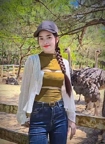 Thế nhưng "bông hoa của núi rừng" ấy đang dần phát triển theo hướng mà nhiều người chẳng mong muốn. Trên trang cá nhân của cô nàng bắt đầu xuất hiện những đoạn video nhảy nhót, cô nàng cũng bắt đầu biết diện hơn, những trang phục được lựa chọn bắt đầu "hở", bắt đầu bó sát.