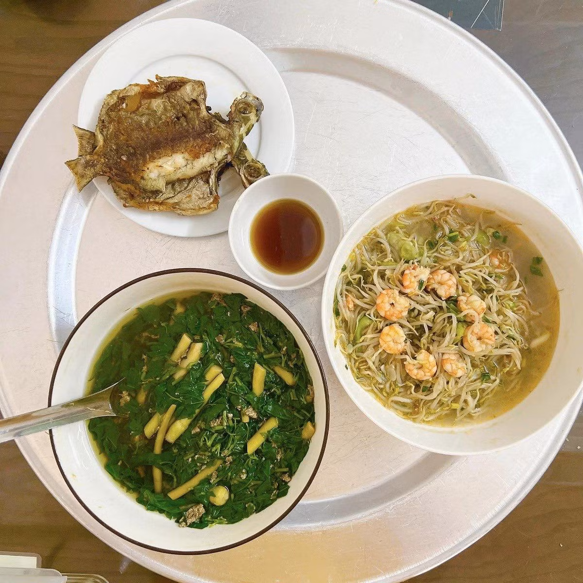 Cho đến hiện tại, khi em bé đã lớn hơn một chút, ông nội vẫn luôn là người đứng bếp, nấu những món thật ngon cho gia đình.